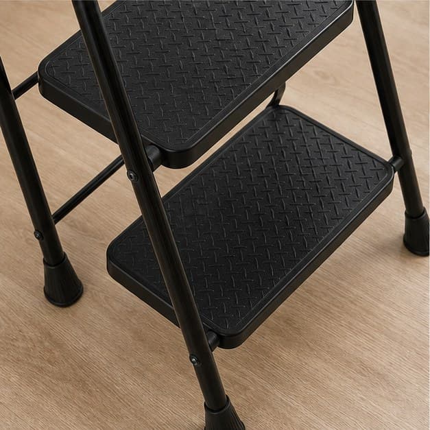 DUMOS three-step ladder anti-slip pedal detail